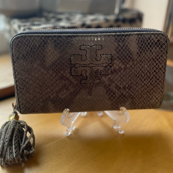 Tory Burch Thea Snakeskin Wallet - Picture 13 of 17
